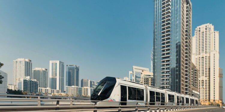 التنويع الاقتصادي يغير أفق دبي بأبراج الأعمال الحديثة وتطوير البنية التحتية