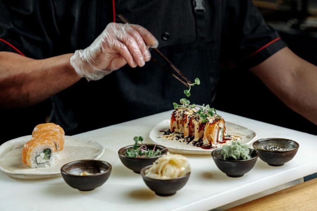 दुबई के पाक कला के दिग्गजों के मिशेलिन-स्टार रेस्तरां से खूबसूरती से प्रस्तुत किया गया पेटू चखने वाला मेनू व्यंजन, जो सेलिब्रिटी शेफ से अभिनव सिग्नेचर व्यंजन और असाधारण प्लेटिंग कलात्मकता को प्रदर्शित करता है