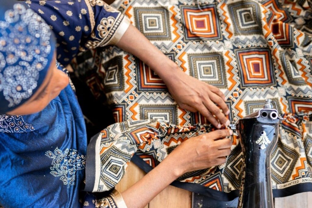 पारंपरिक मध्य पूर्वी कारीगर कढ़ाई और डेडस्टॉक फैब्रिक की विशेषता वाला सस्टेनेबल पार्टी वियर, दुबई के नैतिक लक्जरी फैशन का प्रतिनिधित्व करता है जो विरासत शिल्प कौशल को इको-फ्रेंडली सामग्री के साथ जोड़ता है