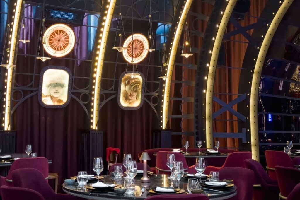 एटलस दुबई में एक शानदार लक्जरी रेस्तरां का आंतरिक भाग, जिसमें मिशेलिन-तारांकित पाक कला के दिग्गजों का बेहतरीन डाइनिंग प्रतिष्ठान है, जिसमें परिष्कृत माहौल, मनोरम दृश्य और विश्व-स्तरीय सेवा है।