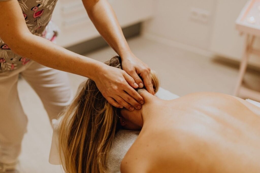 迪拜数字排毒目的地提供奢华水疗护理，包括泰丽丝水疗中心，提供整体疗法、芳香疗法和焕活项目，帮助客人摆脱科技束缚，恢复身心健康。