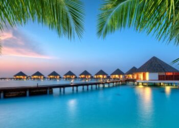 马尔代夫豪华海滩度假村，新年烟花绽放于海面之上，是2025-2026年庆祝活动的完美热带避世之选，远离迪拜喧嚣，尽享原始海滩与海岛天堂体验