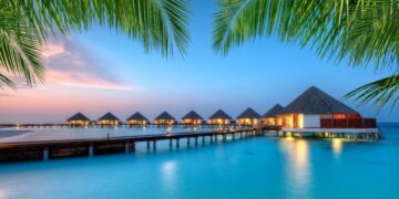 马尔代夫豪华海滩度假村，新年烟花绽放于海面之上，是2025-2026年庆祝活动的完美热带避世之选，远离迪拜喧嚣，尽享原始海滩与海岛天堂体验