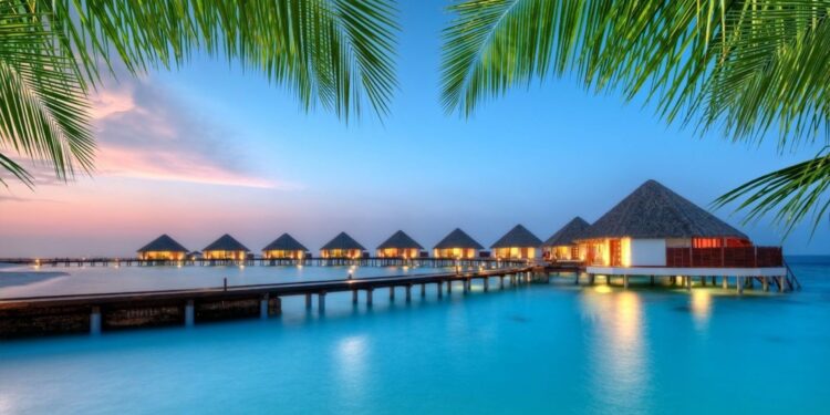 马尔代夫豪华海滩度假村，新年烟花绽放于海面之上，是2025-2026年庆祝活动的完美热带避世之选，远离迪拜喧嚣，尽享原始海滩与海岛天堂体验