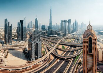 迪拜2026年房地产法律天际线，展示商业湾区的投资机会