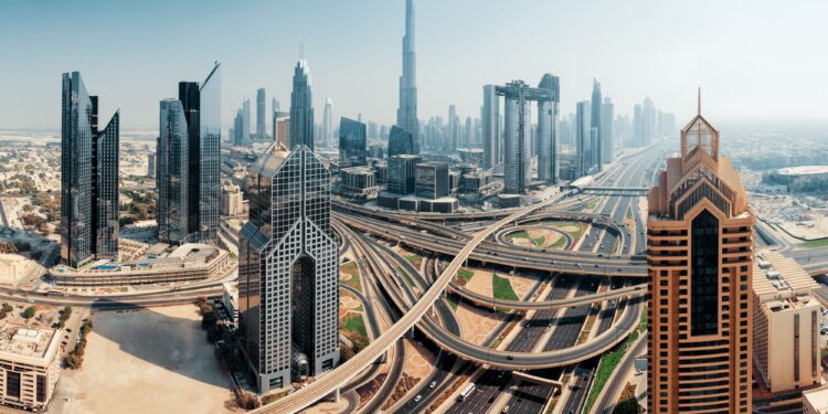 迪拜2026年房地产法律天际线，展示商业湾区的投资机会