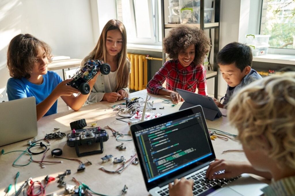 दुबई में STEM रोबोटिक्स और कोडिंग स्कूल की छुट्टियों की गतिविधियों में भाग लेने वाले युवा छात्र, सर्दियों की छुट्टी के दौरान AI, प्रोग्रामिंग और नवाचार सिखाने वाले शैक्षिक प्रौद्योगिकी शिविरों का प्रदर्शन करते हुए