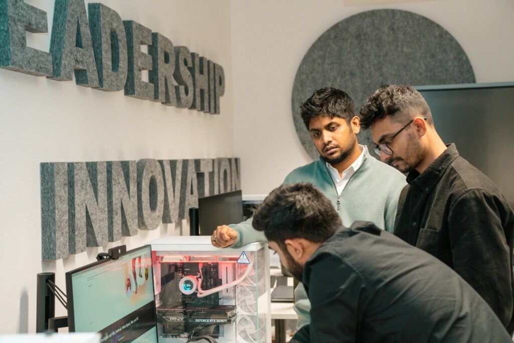 初创团队在迪拜自贸区科技中心与现代商业基础设施协作