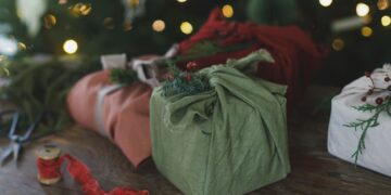 用回收和环保有机织物精美包装的可持续圣诞礼物