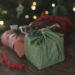 पुनर्नवीनीकृत और पर्यावरण-अनुकूल जैविक कपड़े में खूबसूरती से लपेटे गए टिकाऊ क्रिसमस उपहार