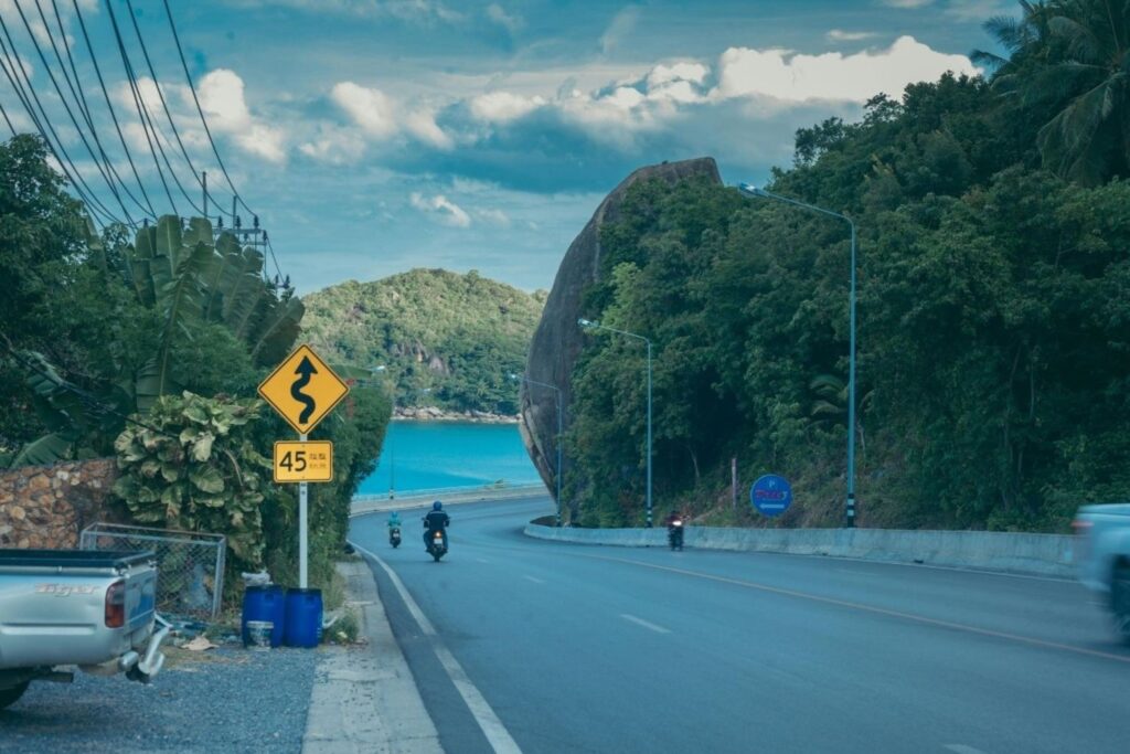苏梅岛新年庆祝活动期间，泰国海滩上的传统火焰表演，代表着从迪拜出发的经济实惠的热带度假，伴随着文化娱乐和海滨庆祝活动。