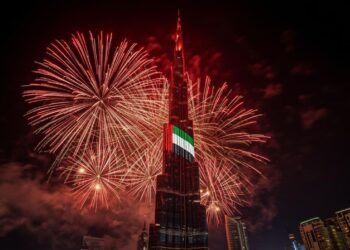 ईद अल एतिहाद समारोह के दौरान बुर्ज खलीफा और दुबई स्काईलाइन को रोशन करते शानदार यूएई राष्ट्रीय दिवस आतिशबाजी, हजारों लोगों को आकर्षित करने वाले प्रमुख राष्ट्रीय दिवस कार्यक्रमों का प्रदर्शन