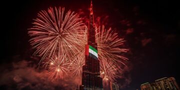 Feux d'artifice spectaculaires pour la Fête Nationale des Émirats Arabes Unis illuminant le Burj Khalifa et la skyline de Dubaï lors des célébrations de l'Aïd Al Etihad, présentant les événements phares de la Fête Nationale qui attirent des milliers de personnes.