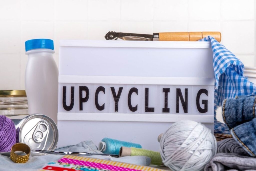 用升级改造的报纸制作的手工纸灯笼，用于可持续新年装饰，展示了迪拜居民可以使用可回收材料而非塑料替代品制作的DIY环保装饰品