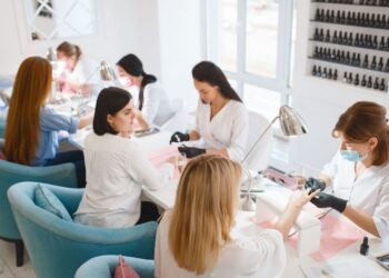 年轻女学生在迪拜经济实惠的美容店享受平价美甲服务，展示了大学生和年轻专业人士可负担的自我护理选择