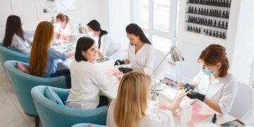 Молодые студентки наслаждаются доступным маникюром в недорогих салонах красоты Дубая, демонстрируя бюджетные варианты ухода за собой для студентов университетов и молодых специалистов.