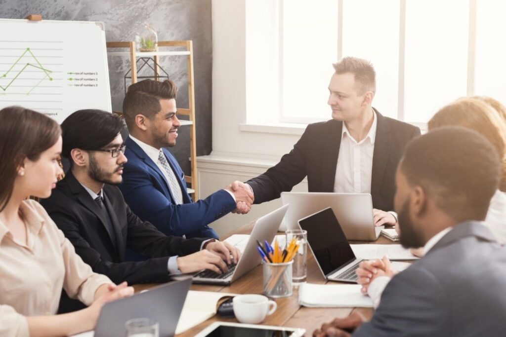 Investment opportunities in Dubai with GDP growth projections for successful business ventures