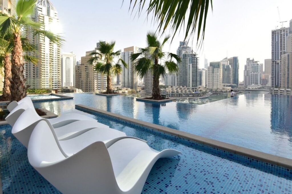 迪拜奢华水疗市场，拥有高端康养设施和标志性天际线景观