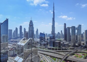 2026年迪拜经济预测，展示GDP增长，标志性天际线和投资机会