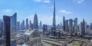 2026年迪拜经济预测，展示GDP增长，标志性天际线和投资机会