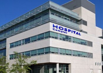 迪拜医疗保健投资：现代私立医院领域，拥有先进医疗基础设施和城市天际线