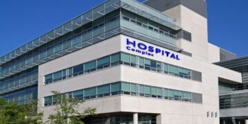 迪拜医疗保健投资：现代私立医院领域，拥有先进医疗基础设施和城市天际线