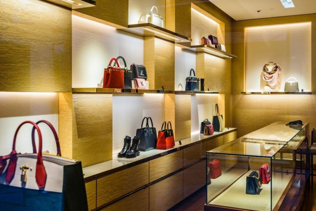 दुबई खुदरा स्टोर में प्रदर्शित लक्जरी फैशन उत्पाद उच्च-स्तरीय ब्रांड प्रदर्शन और बिक्री का प्रतिनिधित्व करते हैं
