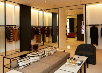 迪拜购物中心奢侈时尚零售店展示高端品牌业绩和高端购物经济