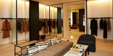 迪拜购物中心奢侈时尚零售店展示高端品牌业绩和高端购物经济