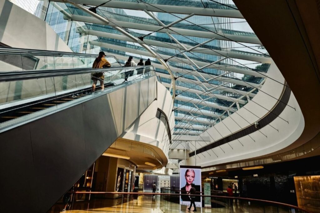 दुबई लक्जरी फैशन मॉल इंटीरियर खुदरा अर्थशास्त्र और उच्च-स्तरीय ब्रांड प्रदर्शन वातावरण का प्रदर्शन