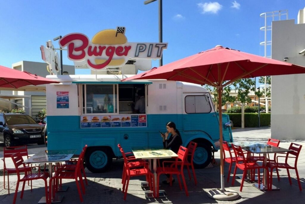 Beach Canteen du festival gastronomique de Dubaï montrant les food trucks en plein air et les expériences culinaires à Kite Beach