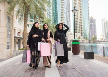 迪拜购物中心开斋节购物人群，展现庆祝期间零售业的繁荣和消费者支出