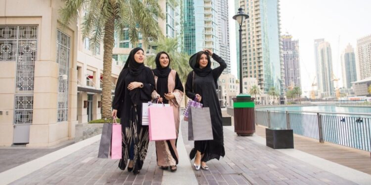 Foule faisant du shopping pour l'Aïd el-Fitr au centre commercial de Dubaï, montrant l'essor du commerce de détail et les dépenses de consommation pendant la célébration