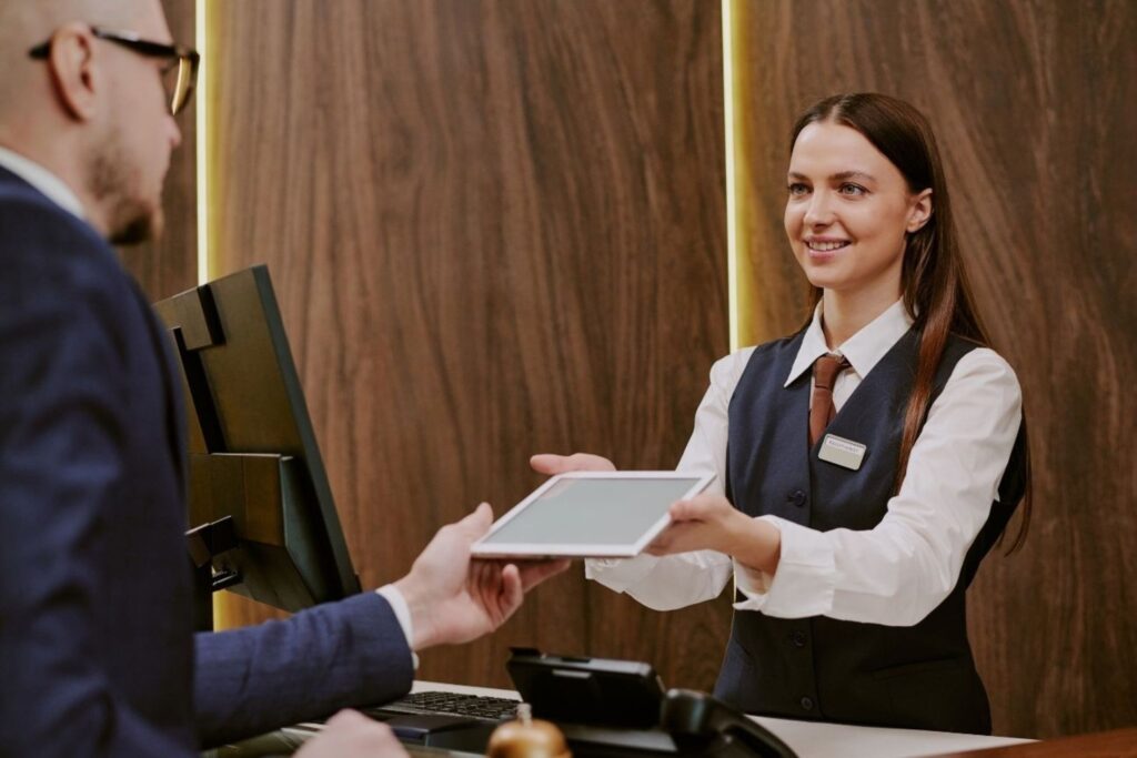 Le secteur de l'hôtellerie de luxe à Dubaï pendant l'Aïd el-Fitr, avec un aperçu des services hôteliers haut de gamme et de l'essor du tourisme.