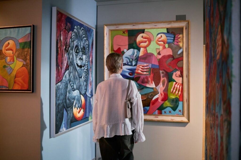 Exposition d'œuvres d'art contemporain à Art Dubai, présentant peintures et installations au lieu d'exposition du guide des collectionneurs