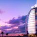 Hôtel Burj Al Arab avec sa tour en forme de voile sur la plage de Jumeirah à Dubaï, emblème du luxe