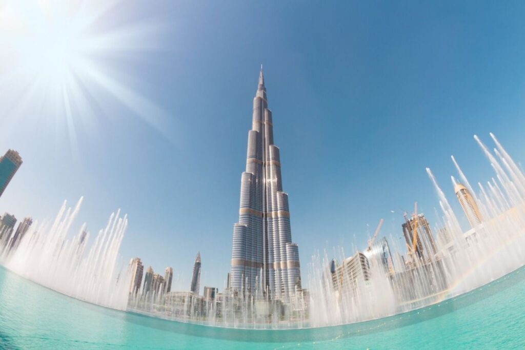Dubai Mall गर्मी शॉपिंग गंतव्य विलासी ब्रांड और प्रतिष्ठित फव्वारा दिखा रहा है जो Dubai में शीर्ष इनडोर पलायन है