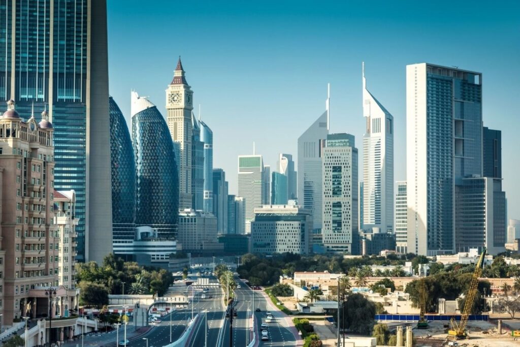 خط أفق المدينة بناطحات سحاب عالية حديثة وطريق متعدد المسارات عريض في المقدمة.