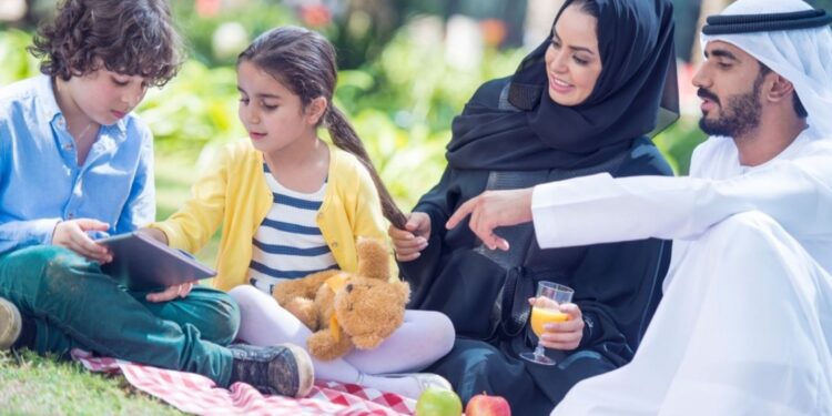 نزهة عائلية حديقة خضراء في دبي طبيعة خارجية ربيع - DUBAIwebzine حدائق دبي في الربيع 2026 تعرض عائلات تستمتع بملاذات الطبيعة الخارجية والمساحات الخضراء عبر الإمارات