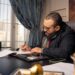 businessman-dubai-office-calendar-pexels-1 — DUBAIwebzine Основатель стартапа из Дубая изучает деловой календарь исламского Новго года за своим столом в офисе в DIFC