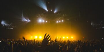 concert-crowd-singing-arena-pexels - DUBAIwebzine Excited fans singing along at a Beach Boys Dubai concert inside a large indoor arena