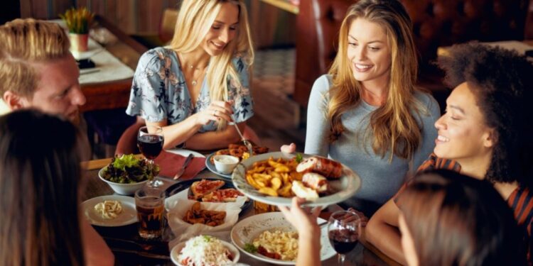woman_laughing_brunch_restaurant_Dubai - DUBAIwebzine woman_laughing_brunch_restaurant_Dubai - DUBAIwebzine