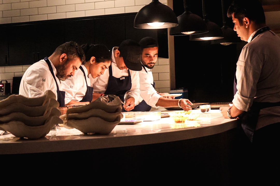 Un grupo de amigos compartiendo platos del menú de la semana de restaurantes de verano en un lugar cubierto de Dubai