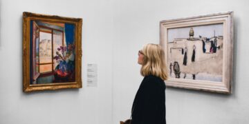 woman-viewing-gallery-painting-unsplash - DUBAIwebzine A visitor stands before a large canvas inside one of Dubai's air-conditioned art galleries during summer
