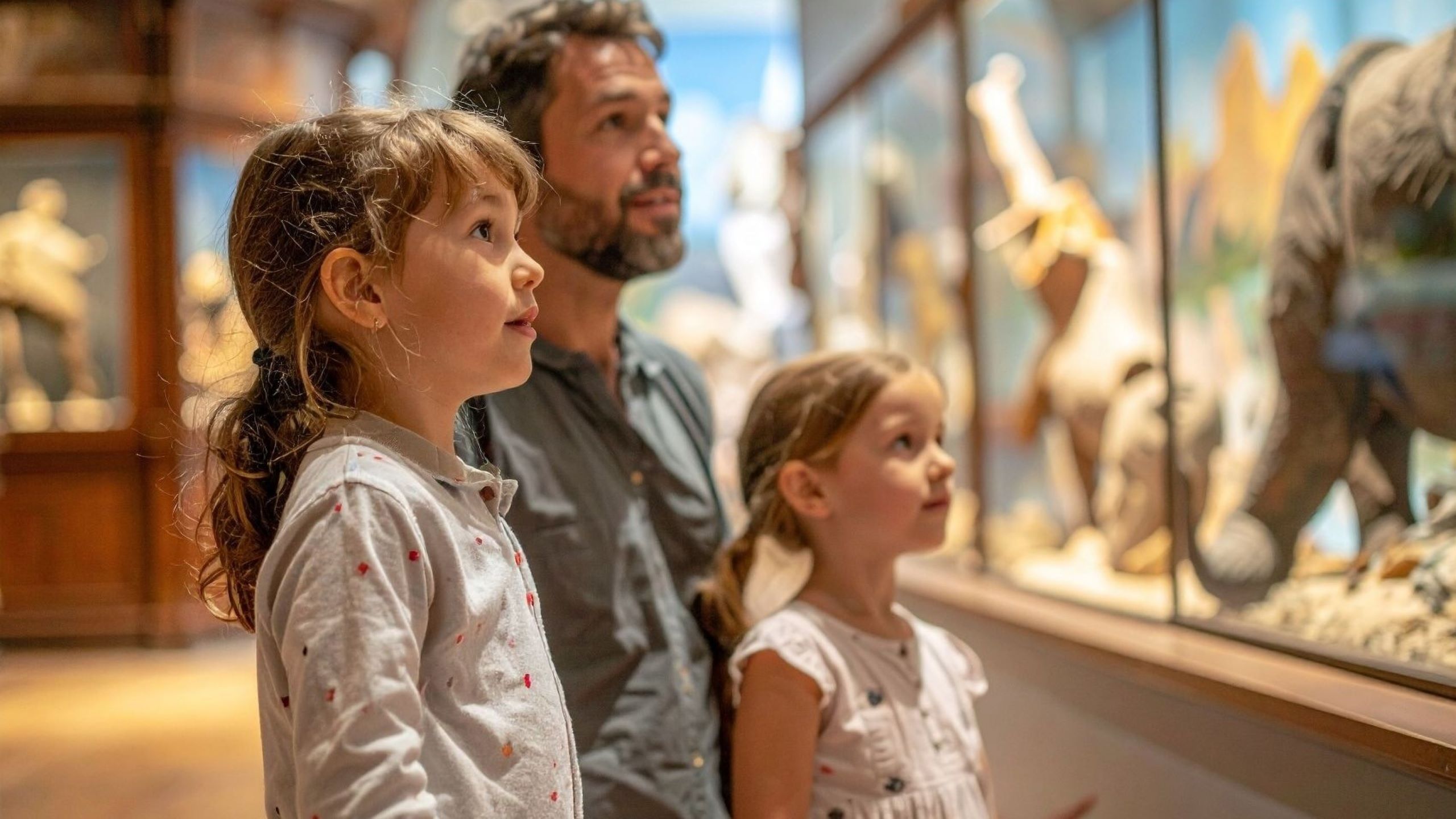 Des enfants explorent une exposition interactive au musée pour enfants de Dubaï : apprentissage interactif et éducatif pour les jeunes