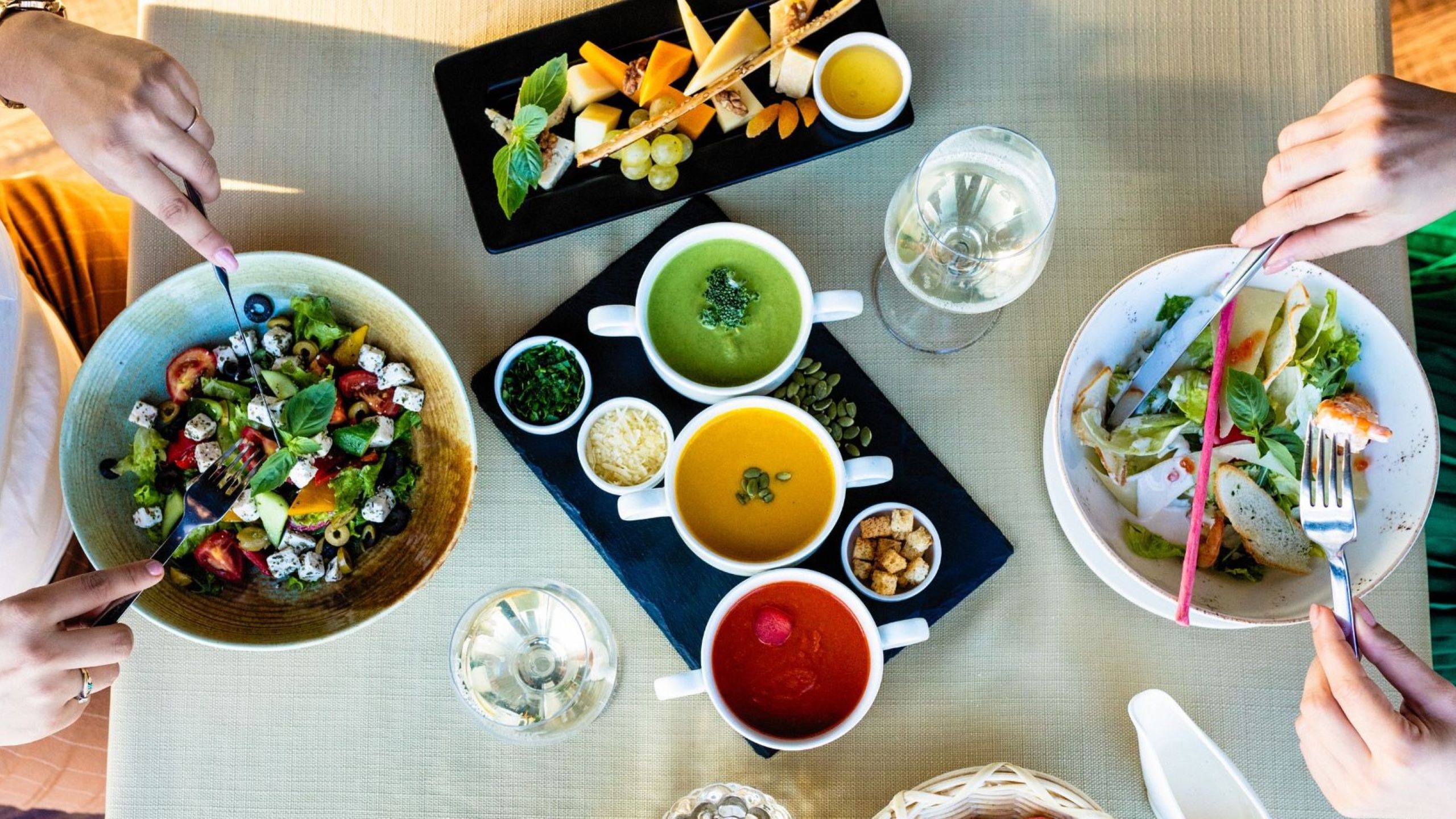 Bowl saudável sem glúten colorido em restaurante de Dubai restaurantes sem glúten menu saudável seguro para celíacos
