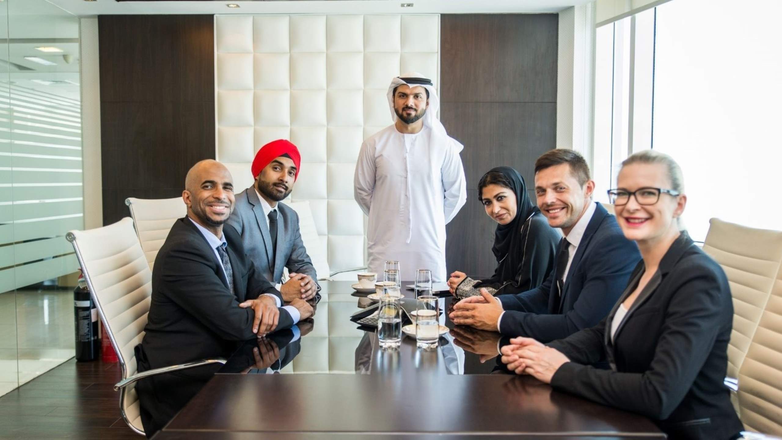 Réunion d'une équipe commerciale diversifiée dans un écosystème de startup moderne à Dubaï, entrepreneurs finançant l'innovation et l'investissement