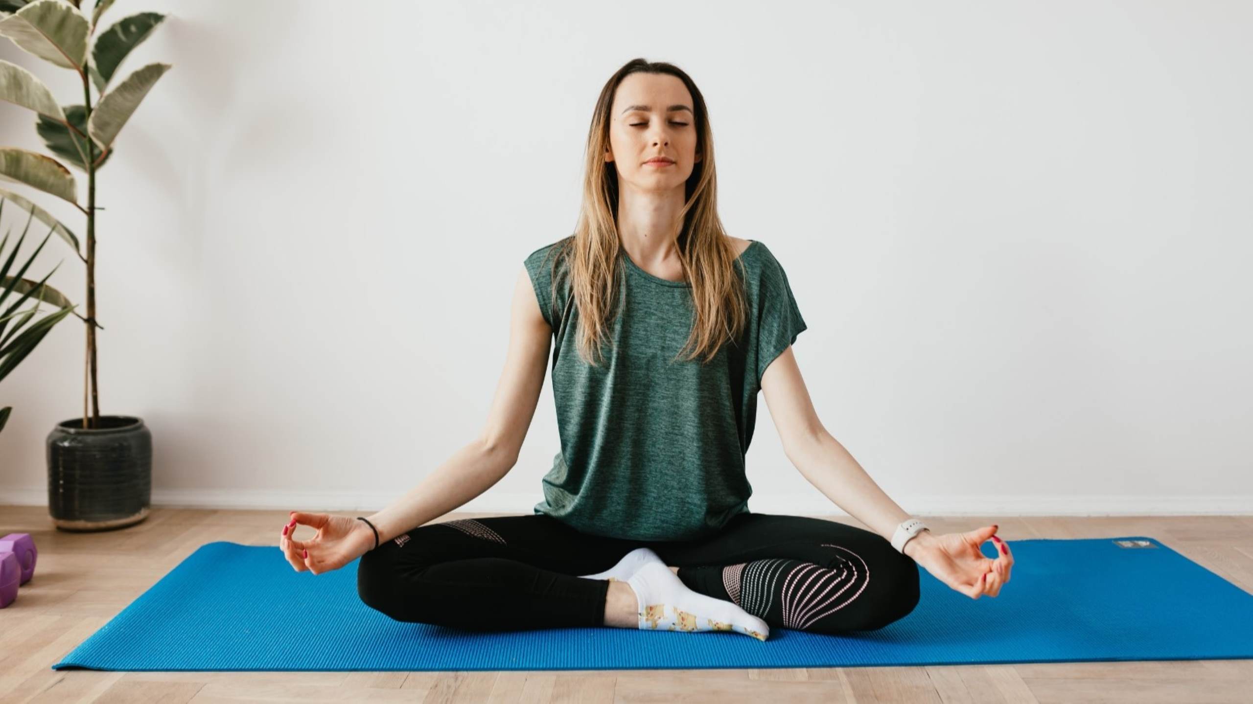 Donna che fa yoga nel centro benessere ritiri di mindfulness meditazione equilibrio benessere lusso