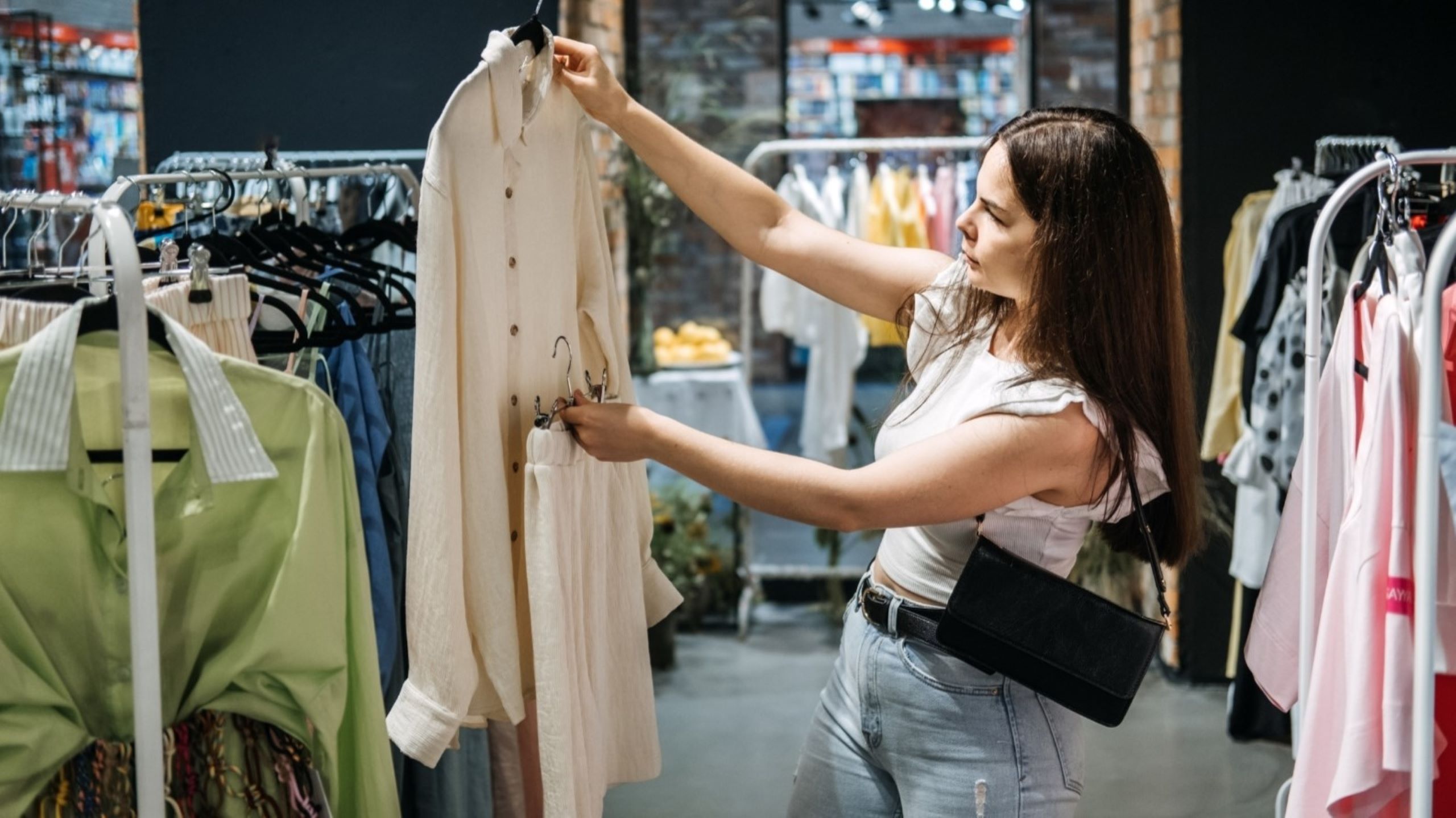 Femme faisant du shopping dans une boutique de mode de luxe durable, mode éthique, boutiques durables, éco-luxe