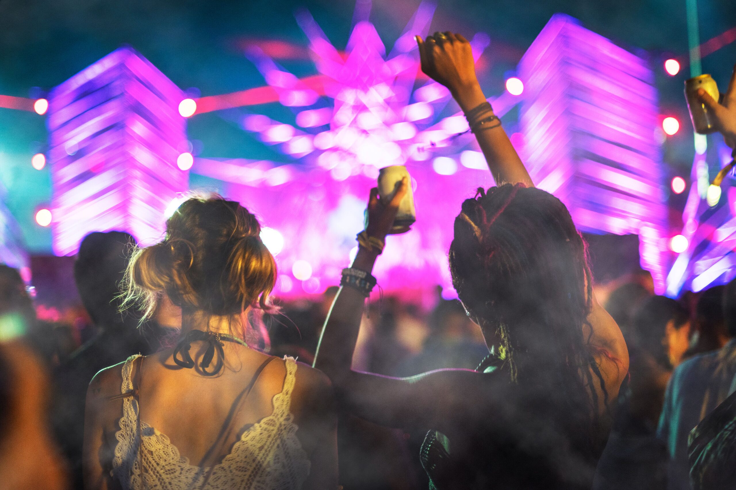 vue de dos de 2 femmes lors d'un festival à Dubaï, vues d'en haut, les organisateurs de festivals planifient toujours des événements magiques